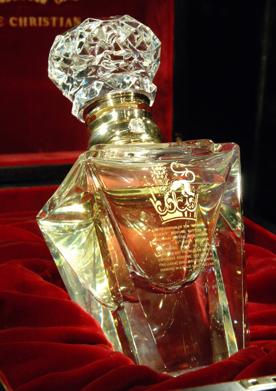 The perfume house gave No.1 a high-class outfit in a way that no other perfume house dared to do before