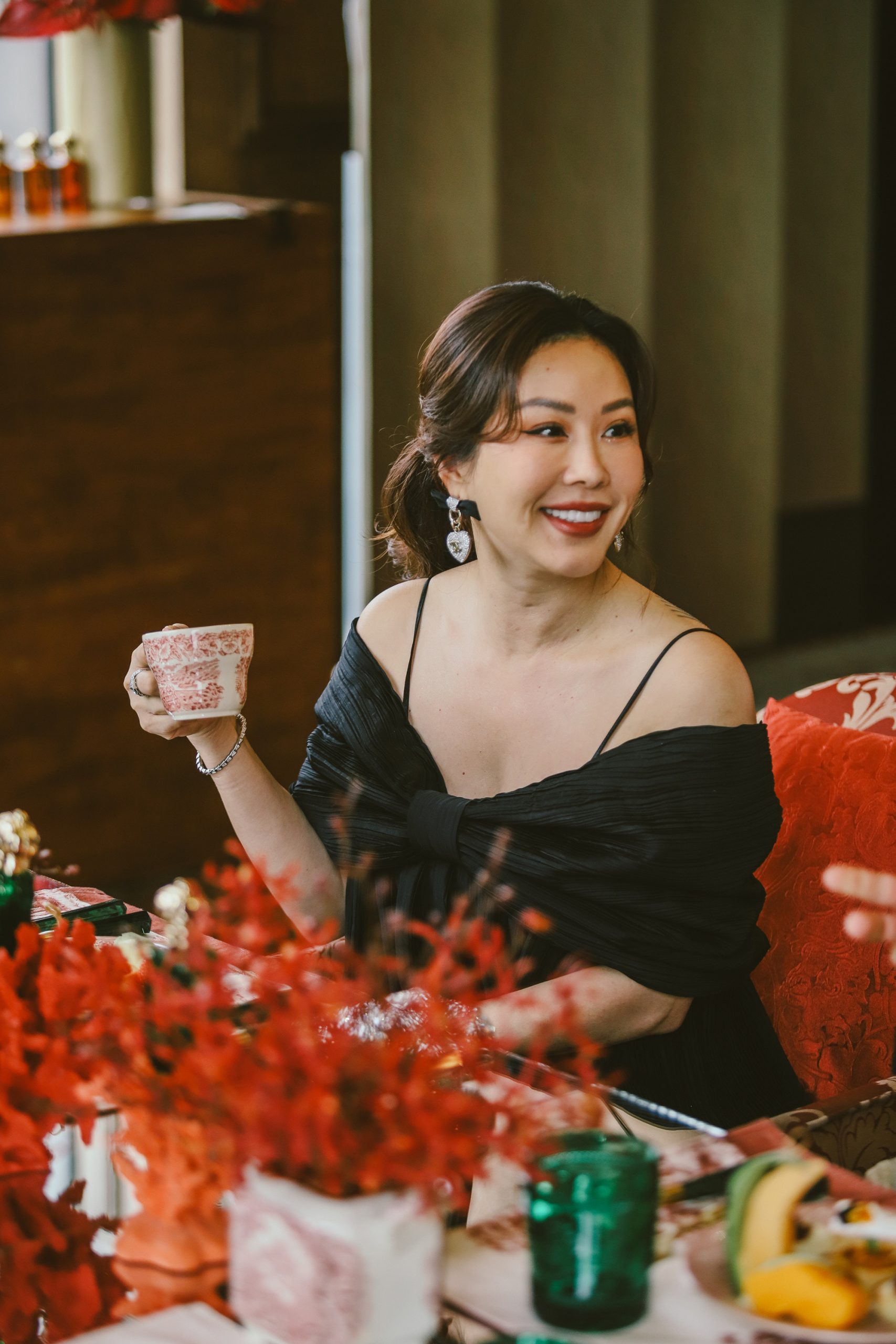 The event gathers a group of beauties with a passion for fashion and exquisite aesthetics. Beauty Thu Hoai wears a stylized off-shoulder dress into a big bow in front of her chest, both feminine and noble.